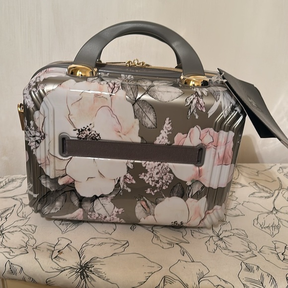 Beauty/Travel case - Picture 3 of 9